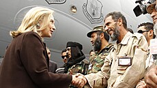 Americká ministryn� zahrani�í Hillary Clintonová se po p�íletu do libyjského...