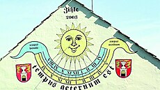 Na st�ídání �asu vyzrály slune�ní hodiny v �ihli. Mají dvojí �ciferník�.