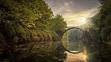 Mystický kamenný most Rakotzbrücke je jednou z nejkrásn�j�ích památek v...