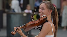 Houslistka Cleo p�i vystoupení na nám�stí Svobody v Brn�.