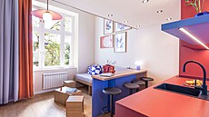 Barový pult odd�luje kuchy� od zbytku místnosti a funguje jako jídelní st�l i...