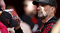 Jürgen Klopp se p�ed zápasem mezi legendami Liverpoolu a Dortmundu podepisuje...