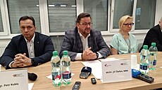 �editel Karlovarské krajské nemocnice Ji�í �tefan (uprost�ed) chce zdravotnické...