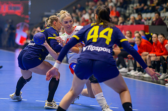 Dánská házenká�ka Julie Mathiesen Scaglioneová se probíjí mezi �e�kami.