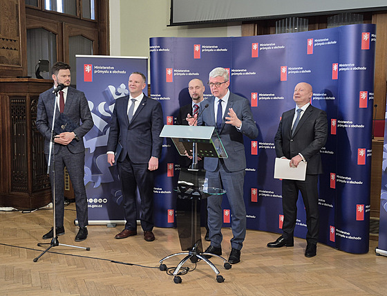 Dukovany sm��ují k osmdesátiletému provozu, oznámil ministr pr�myslu a...