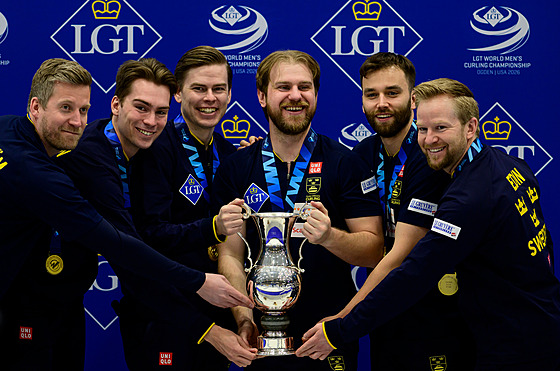Zlatý tým �védských curler�. Zleva: Alexander Lindström, Simon Olofsson,...