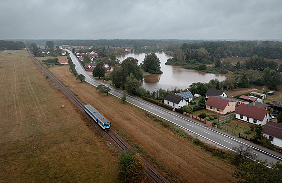 Osobní vlak na trati z Veselí nad Lu�nicí do �eských Velenic poblí� Majdaleny...