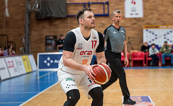 Jaromír Boha�ík z Nymburka se chystá ke st�ele za t�i.
