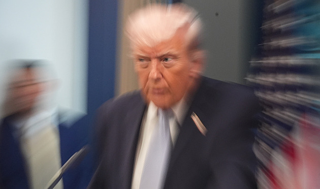 Blábolí, musíme ho svrhnout. Už i hnutí MAGA pochybuje o duševním stavu Trumpa Blábolí, musíme ho svrhnout. Už i hnutí MAGA pochybuje o duševním stavu Trumpa