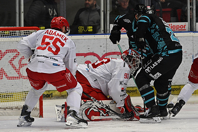 ONLINE: Třetí semifinále. Třinec vyrovnal ve Varech, Sparta přivítá Pardubice