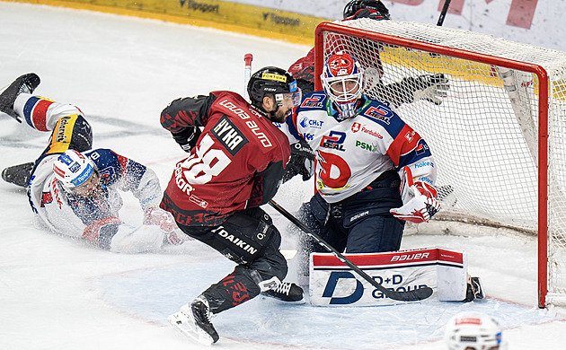 Pardubice ovládly bitvu se Spartou v nájezdech, Třinec je výhru od finále