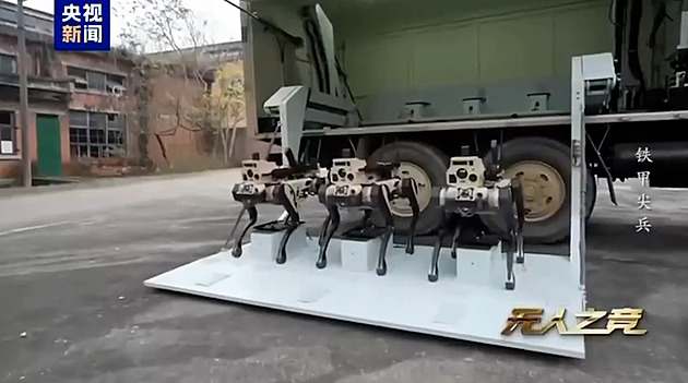 VIDEO: Čína testuje bojové robotické psy. Útočí s kulometem a ve smečce