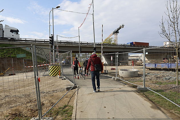Provoz na cyklostezce řídí světla a závory. Místo vlaku tu ale jezdí jiné stroje