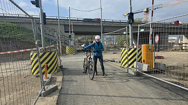 Provoz na cyklostezce řídí světla a závory. Místo vlaku tu ale jezdí jiné stroje Provoz na cyklostezce řídí světla a závory. Místo vlaku tu ale jezdí jiné stroje