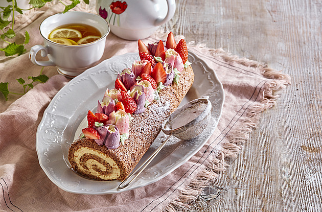 Kakaová jarní roláda se Salkem a jahodami: Recept na nadýchaný dezert