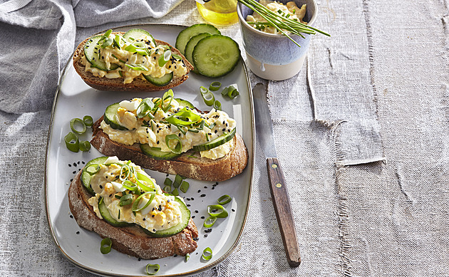 Nejlepší vajíčková pomazánka s citronovou kůrou a pažitkou: Recept na křupavém chlebu