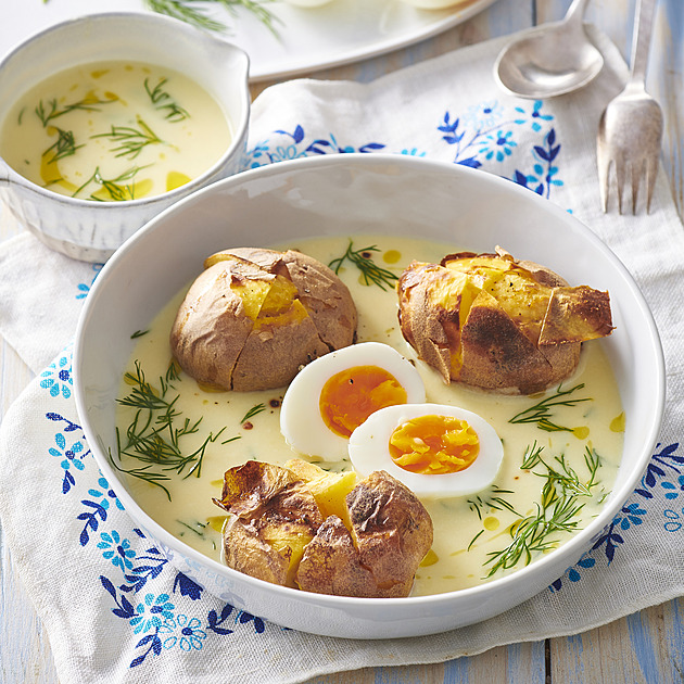 Vejce v hořčičné omáčce s koprem: Tradiční recept v doprovodu pečených brambor