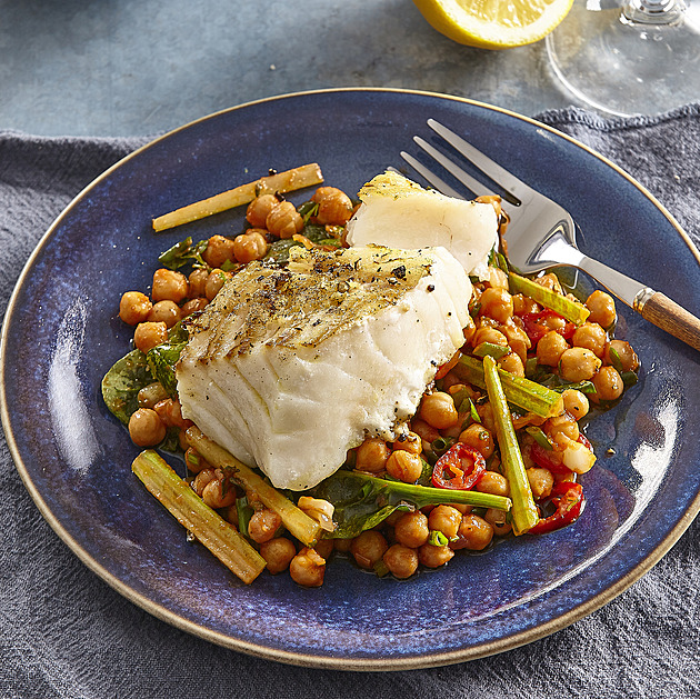 Pečená treska s pikantní cizrnou a řapíkatým celerem: Lehký a zdravý recept plný chutí