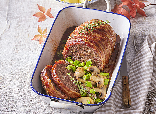 Domácí sekaná pečená ve slanině se žampiony: Recept na extra šťavnatou masovou klasiku