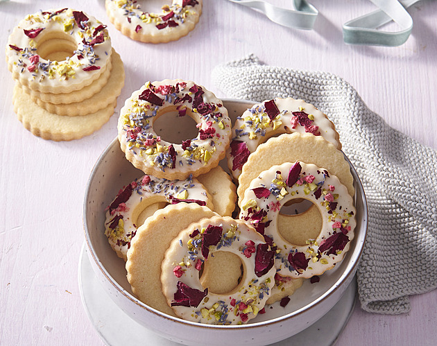 Křehké jarní sušenky s pomerančovou kůrou: Recept na barevné pohoštění, které rozzáří váš stůl