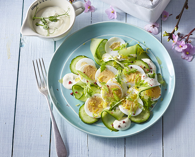 Svěží vaječné carpaccio s hořčičným dresinkem: Elegantní recept, který využije vajíčka natvrdo