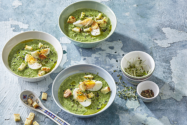 Svěží jarní špenátová polévka s řeřichou a vejcem: Recept na vitamínovou bombu v talíři
