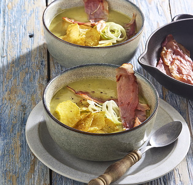 Krémová bramborovo-pórková polévka s křupavou slaninou: Recept na poctivé jídlo