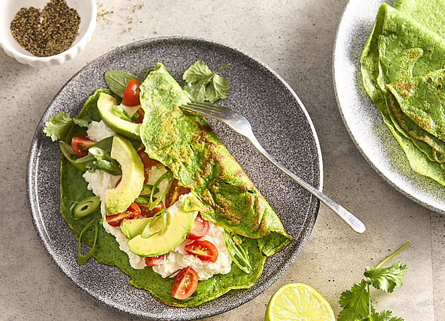 Fit špenátové palačinky s avokádovým salátem a tvarohem: Zdravý recept na sytý brunch