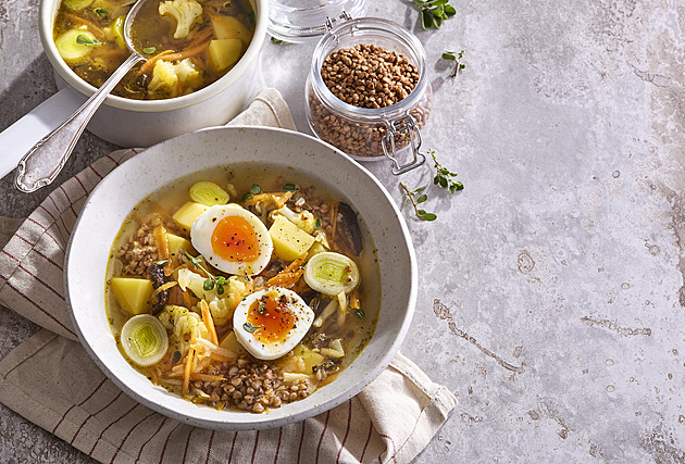 Poctivá zeleninová polévka s pohankou a vejcem: Výživný recept, který vás postaví na nohy