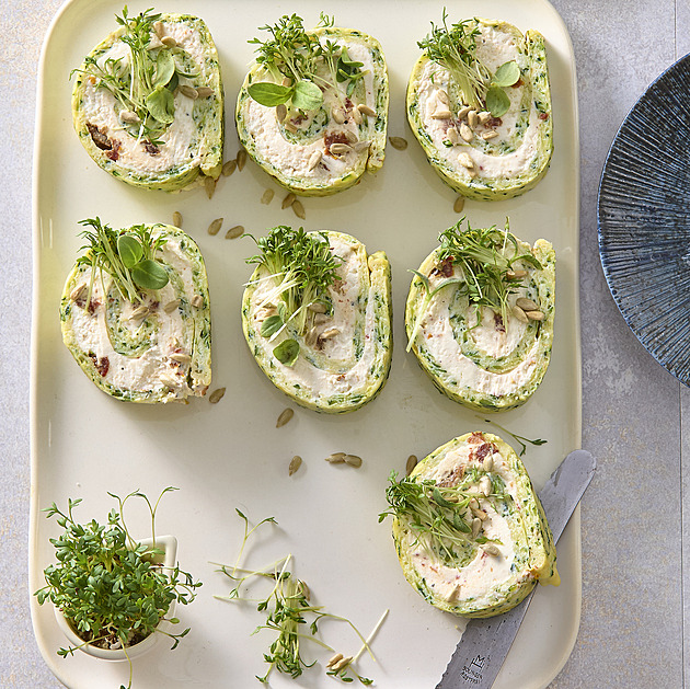 Fit cuketová roláda s tvarohem a sušenými rajčaty: Recept na zdravé a efektní pohoštění