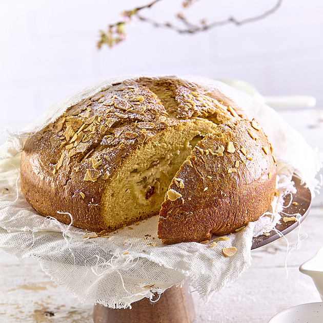 Vláčný velikonoční mazanec s tvarohovou náplní: Tradiční recept vylepšený o kandované ovoce