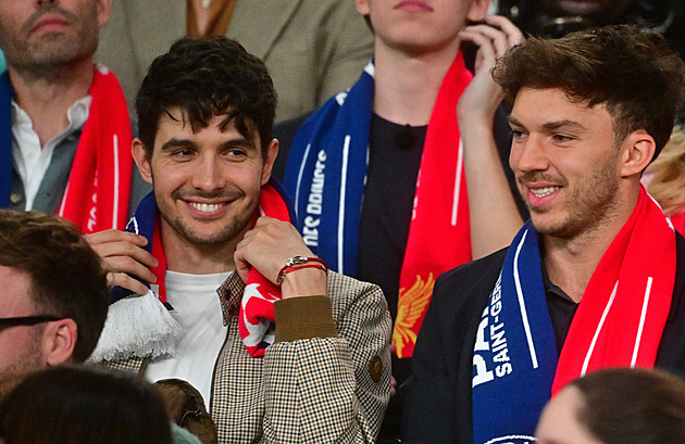 Konec nepřátelství? Gasly a Ocon překvapili fanoušky a vyrazili na fotbal