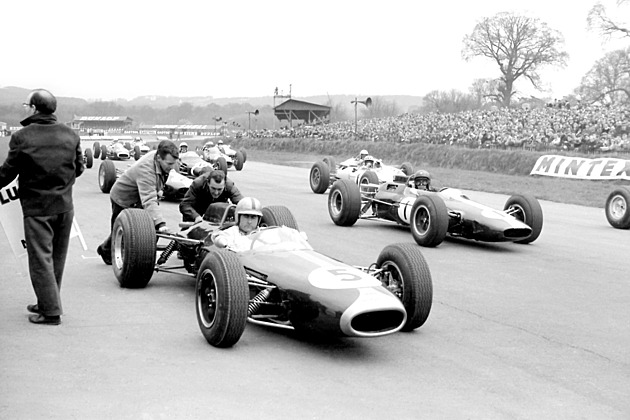 Formuli do cíle dotlačil a stal se mistrem světa. Před sto lety se narodil Jack Brabham