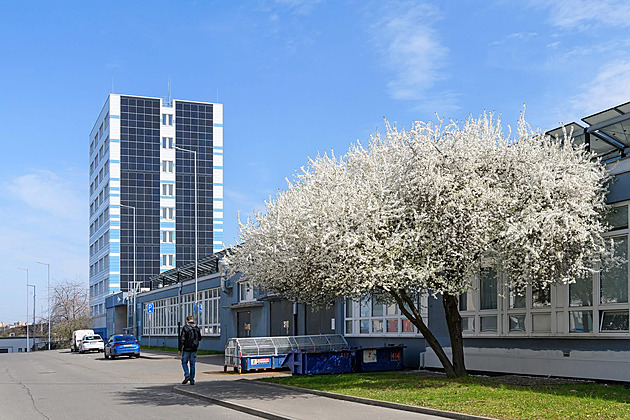 Věžák pokrytý panely. Depo na Kačerově má největší fasádní fotovoltaiku v Česku