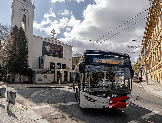 Praha má novou trolejbusovou linku. Nadšenci se v prvním spoji mačkali Praha má novou trolejbusovou linku. Nadšenci se v prvním spoji mačkali