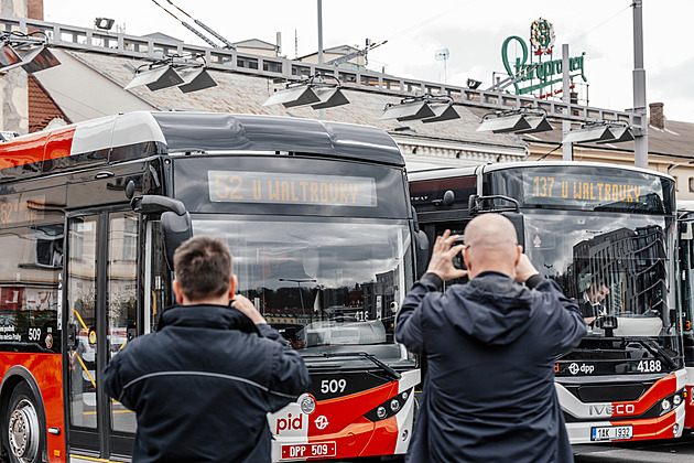 OBRAZEM: První jízda trolejbusu na nové lince 52, svezly se desítky lidí