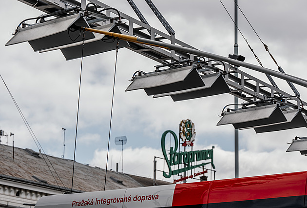 Nová trolejbusová linka v Praze. První spoj jel plný, nadšenec ho vyhlížel dvě hodiny