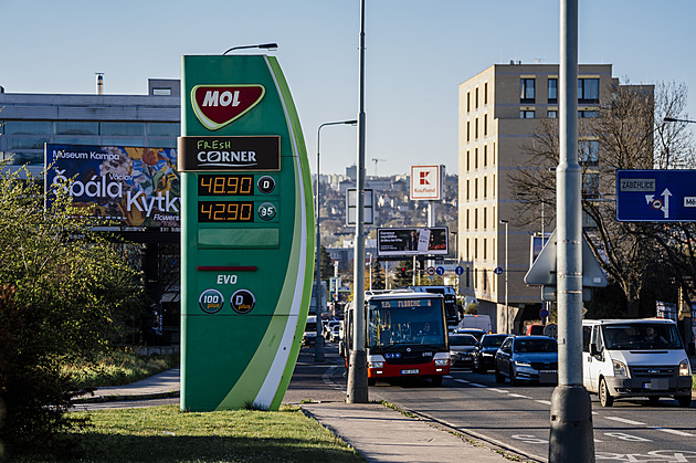 Ceny paliv se zklidní, výraznější zlevnění ale zatím čekat nelze, míní analytici