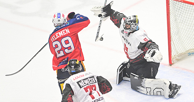 Je to negól, respektujte to. Sudí neuznali těsnou branku Pardubic, šlo o milimetry