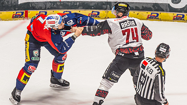 Sparta v Pardubicích srovnala sérii. Třinec předvedl s Vary skvělý obrat a odskočil