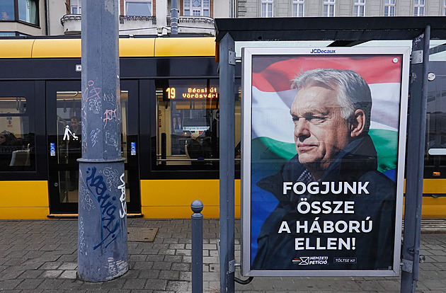 Průzkum věští maďarské opozici ústavní většinu. Bude to těsné, burcuje Magyar