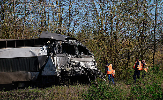 Smrtelná nehoda TGV. Na přejezd vjel kamion vezoucí vojenský materiál