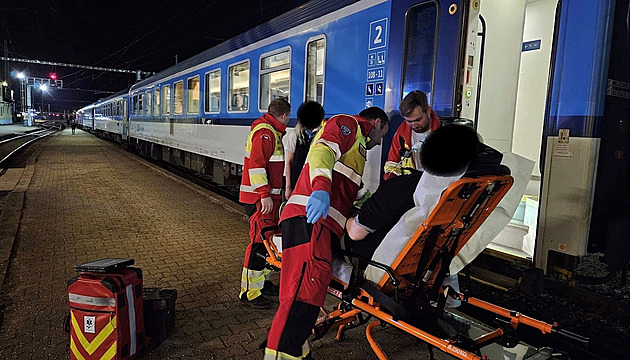 Drama v rychlíku. Sanitka se nedostala k pacientovi, záchranáři s ním jeli vlakem