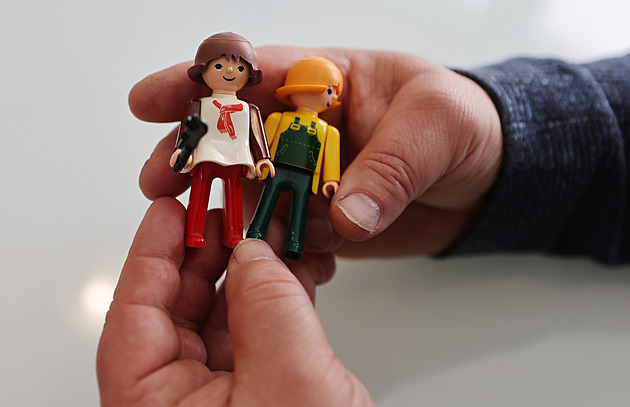 OBRAZEM: Od zedníka po nebožtíka. Igráček baví už 50 let, nahlédli jsme do výroby