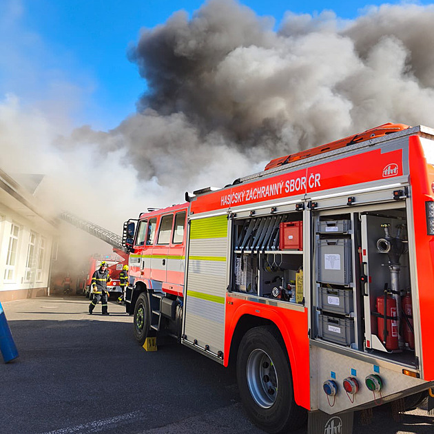Na Semilsku hoří průmyslová hala. Hasiči vyhlásili třetí stupeň poplachu