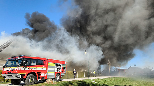Na Semilsku hořela průmyslová hala. Požár napáchal škody za 300 milionů korun