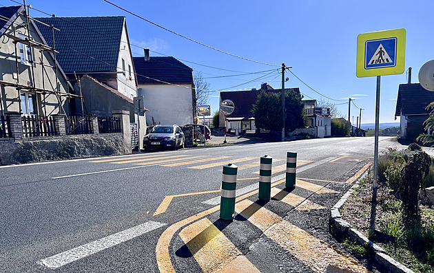 Úřady zrušily obci jediný přechod přes rušnou silnici, vybojovala ho zpátky