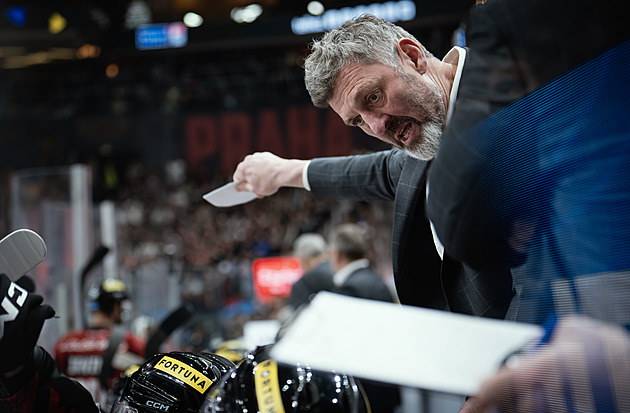 Emoce na Spartě, na led létaly kelímky. Divákům to nemáme za zlé, zní z Pardubic