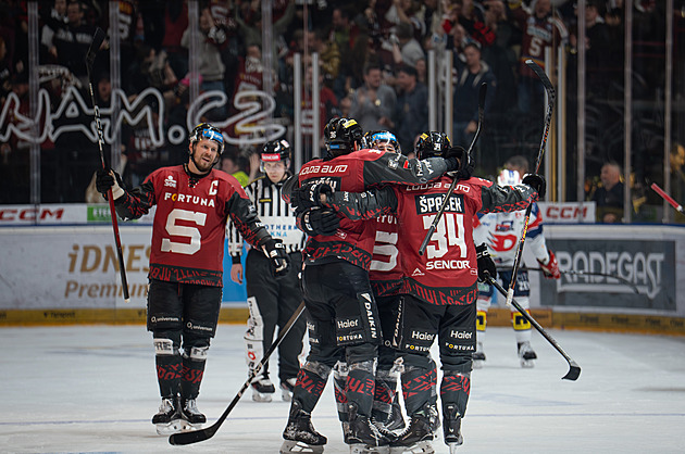 Sparta svalila Dynamo a vyrovnala sérii. Karlovy Vary slaví první výhru s Třincem Sparta svalila Dynamo a vyrovnala sérii. Karlovy Vary slaví první výhru s Třincem