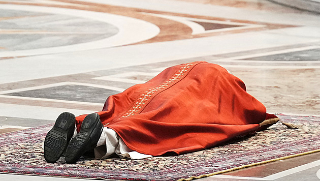Papež na Velký pátek nesl kříž u Kolosea. Jednal také se Zelenským a Herzogem
